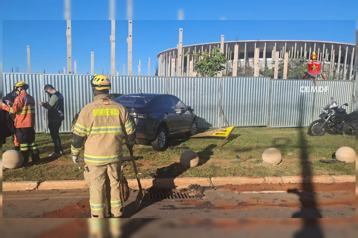 O acidente envolveu um VW Virtus preto e um Renault Sandero vermelho O acidente envolveu um VW Virtus preto e um Renault Sandero vermelho