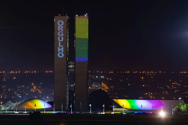 No Dia do Orgulho LGBTI, Congresso Nacional ganha as cores do arco-íris