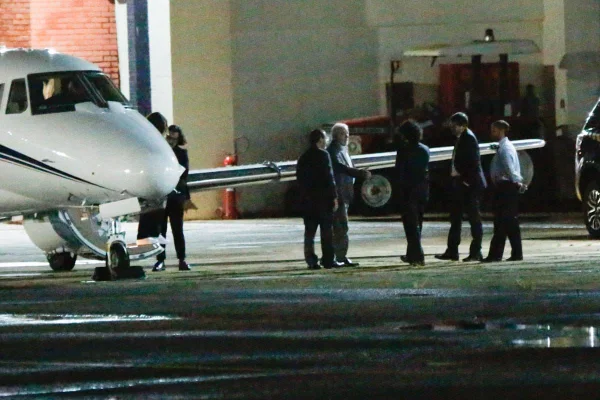 Foto colorida mostra o presidente eleito Luiz Inácio Lula da Silva (PT) e um grupo de pessoas andando por aeroporto em Brasília. / Metrópoles