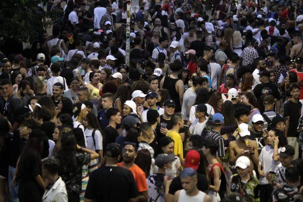 multidão concentra-se na praça roosevelt no segundo dia de carnaval, em são paulo