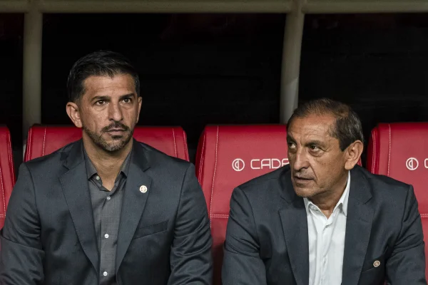 Foto colorida de Emiliano e Ramon Díaz - Metrópoles