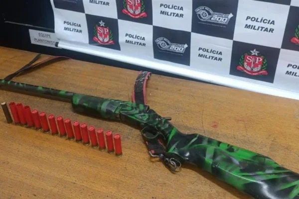 A irmã contou à Polícia Militar que as ameaças se repetem quando ele bebe. Na casa do suspeito, foi apreendida munições e arma de fogo - Metrópoles