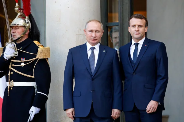 Imagem colorida de Emmanuel Macron e Vladimir Putin - Metrópoles