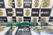 Nos locais vistoriados, foram apreendidas com o suspeito expressiva quantidade de maconha, munições de calibre .38, aparelhos celulares e materiais ligados à torcida organizada Nos locais vistoriados, foram apreendidas com o suspeito expressiva quantidade de maconha, munições de calibre .38, aparelhos celulares e materiais ligados à torcida organizada