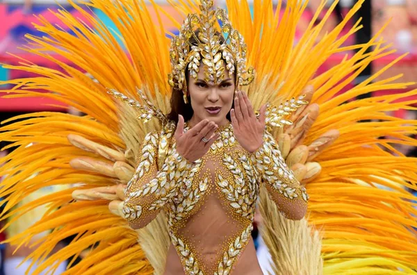 Rainha de bateria da Unidos da Tijuca entra de última hora na avenida