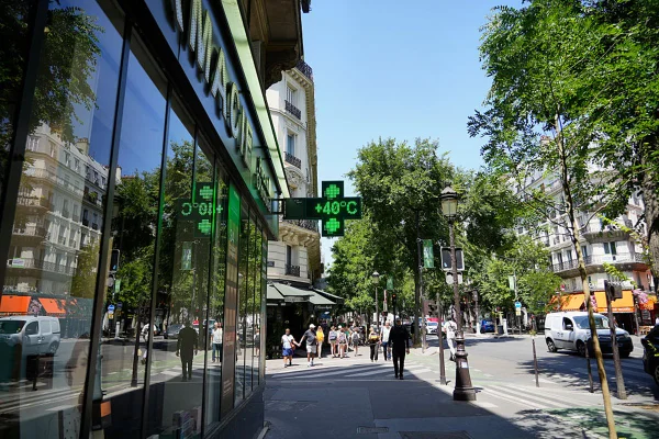 PARIS, FRANÇA - 1º DE JULHO: Uma placa do lado de fora de uma farmácia no centro de Paris indica 40 graus Celsius às 14h, enquanto uma onda de calor se aproxima da França em 1º de julho de 2025, em Paris, França. Metrópoles