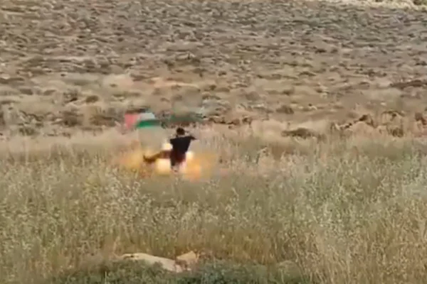 Imagem colorida de homem sendo explodido após chutar bandeira da Palestina - Metrópoles