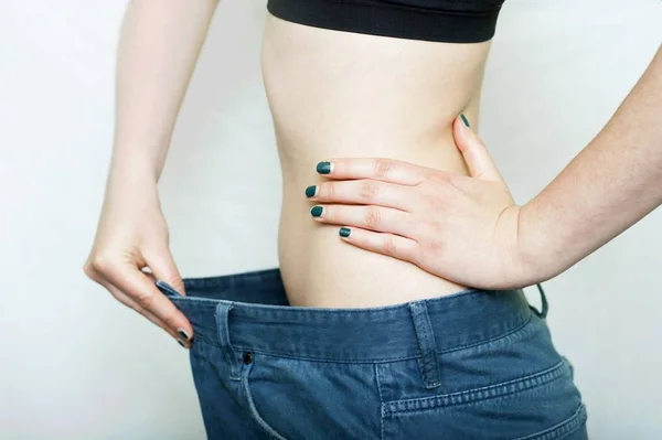 Mulher com calça jeans folgada