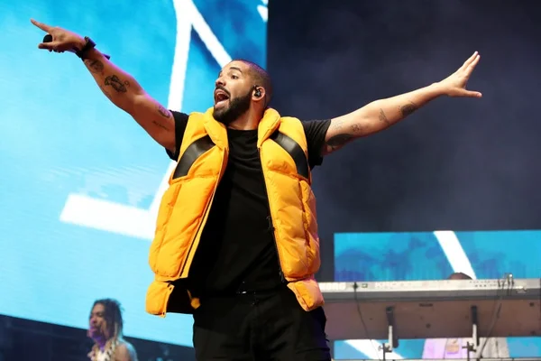 Drake para show e briga com fã que assediava mulheres