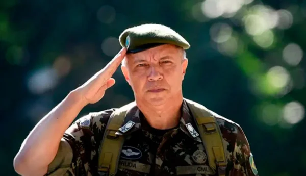 Imagem colorida do general Júlio Cesar Arruda - Metrópoles