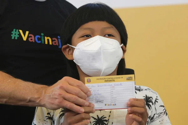 Indígena de 8 anos é a 1ª criança a ser vacinada contra Covid no país