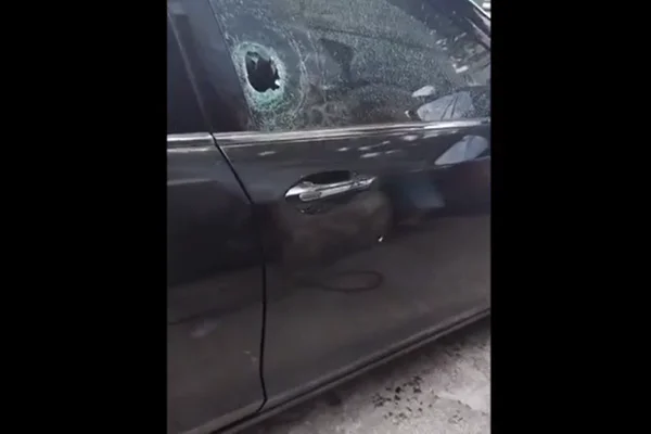 Imagem colorida de um carro com marcas de tiros - Metrópoles