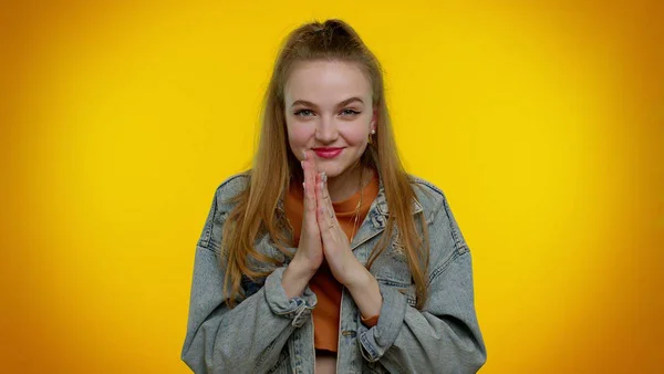 Mulher com cara de vingança em um fundo amarelo