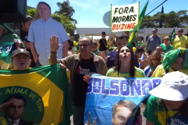 Imagem colorida, Apoiadores fazem oração em frente ao condomínio de Bolsonaro. Vídeo - Metrópoles