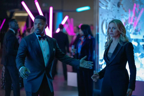 Foto colorida de Jamie Foxx e Cameron Dias em De Volta à Ação - Metrópoles