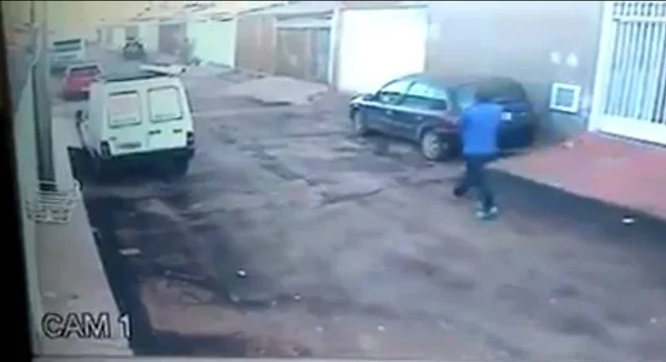 Vídeo. Mulher luta contra assaltante, mas acaba tendo carro roubado