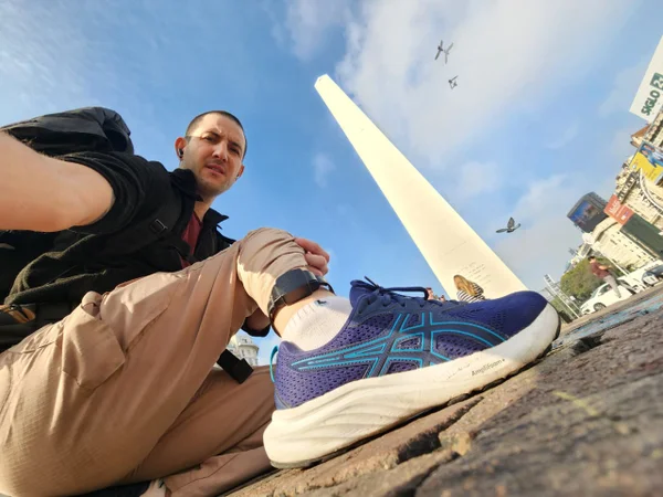 Wellington Firmino, fugitivo dos ataques aos Três Poderes no Brasil, sai de prisão domiciliar na Argentina e anda no Obelisco, em Buenos Aires, exibindo sua tornozeleira eletrônica