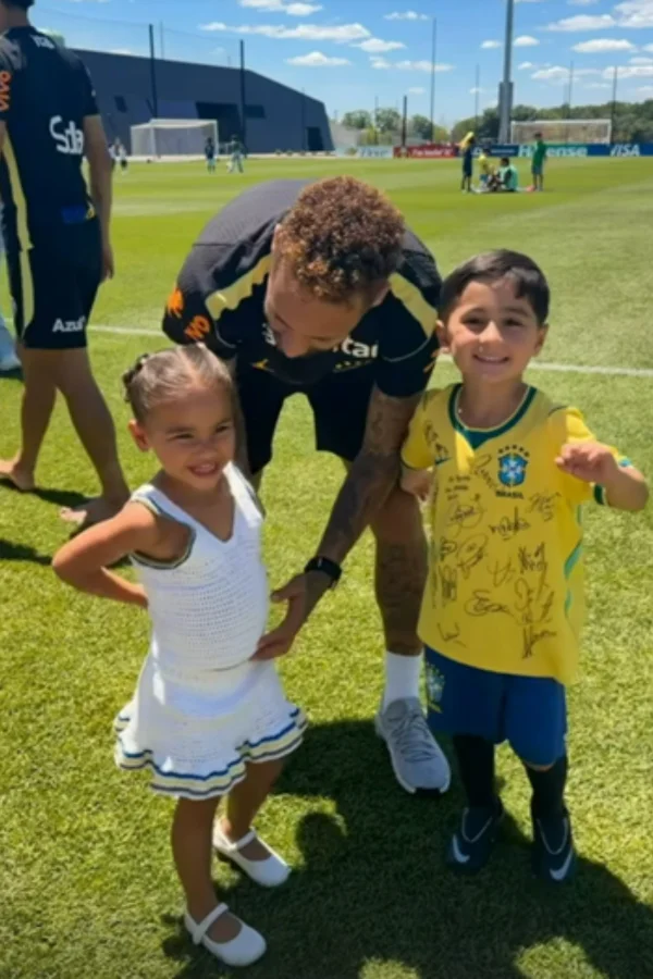 Bruna Biancardi leva Mavie para visitar Neymar em treino - destaque galeria Bruna Biancardi leva Mavie para visitar Neymar em treino - destaque galeria
