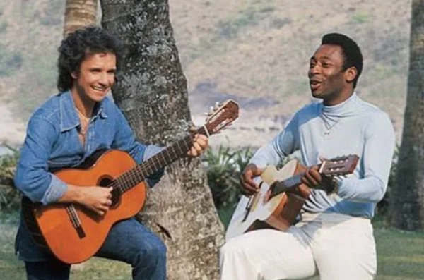Internado, Pelé apoia Roberto Carlos após morte de Dudu Braga