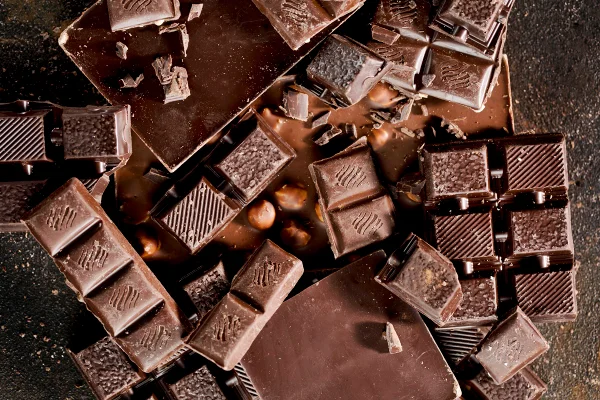 Foto colorida de diversos tipos de chocolate
