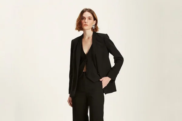 Modelo usa look todo preto de alfaiataria, da marca Niini, de Caroline Celico - Metrópoles