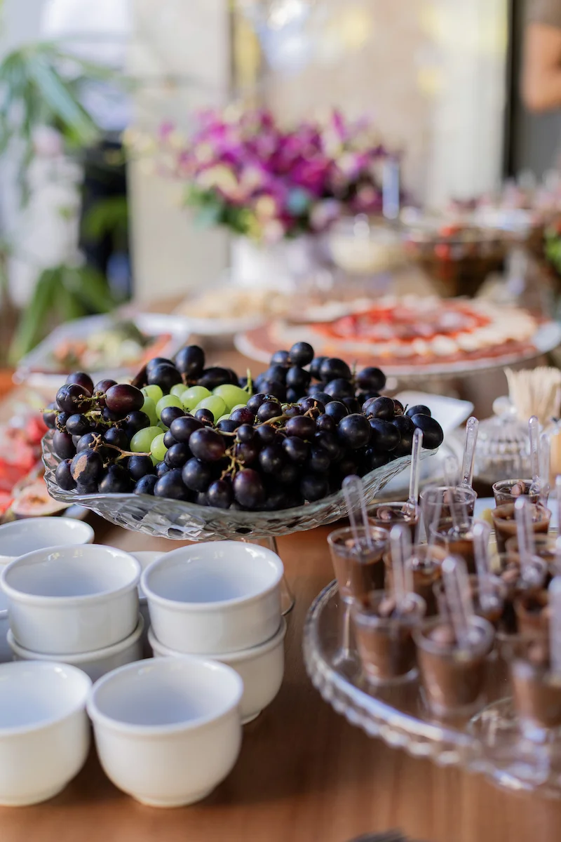 Frios, frutas e doces marcaram a gastronomia da comemoração saudável Frios, frutas e doces marcaram a gastronomia da comemoração saudável
