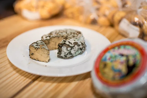 Cajueiro: delicie-se com o queijo Roquefort vegano produzido no DF