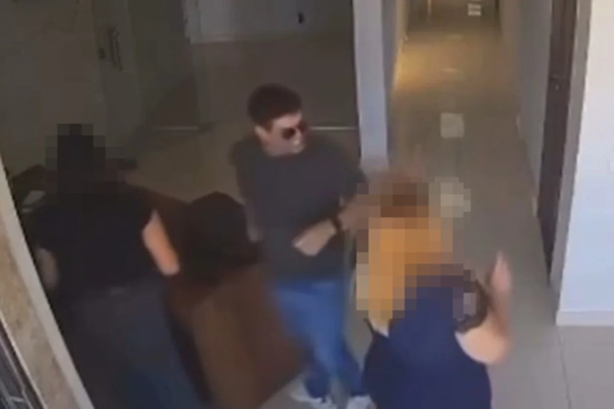Vereador percebe que tem câmeras de segurança Vereador percebe que tem câmeras de segurança