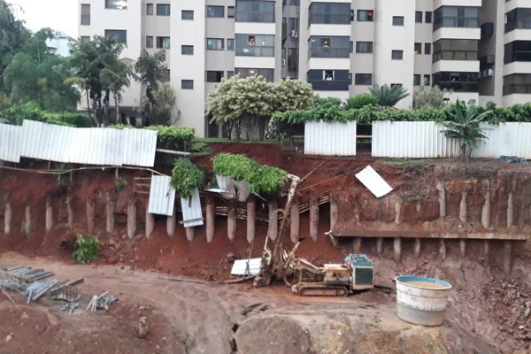 Lateral de obra na SQN 215 desaba no DF