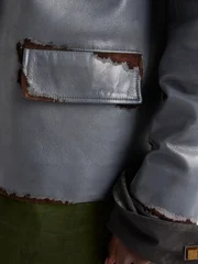 Detalhes nos bolsos e na barra da jaqueta Detalhes nos bolsos e na barra da jaqueta