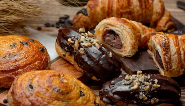 Na foto, diversos pães diferentes cobertos com chocolate