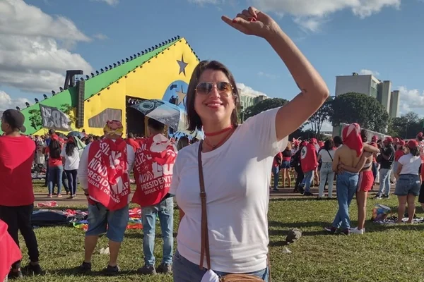 Imagem colorida mostra Bancária Lívia Terra, alvo de fake news bolsonarista sobre facada de Bolsonaro - Metrópoles