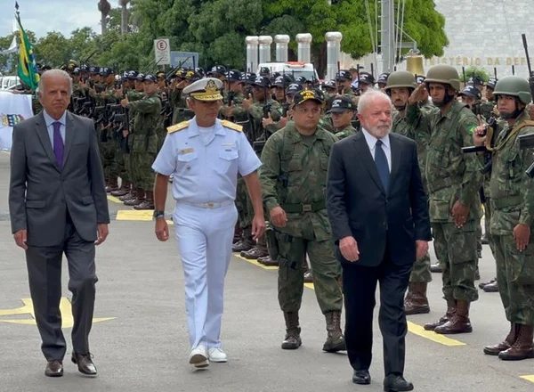 Pacificação do país passa por entendimento de Lula com os militares