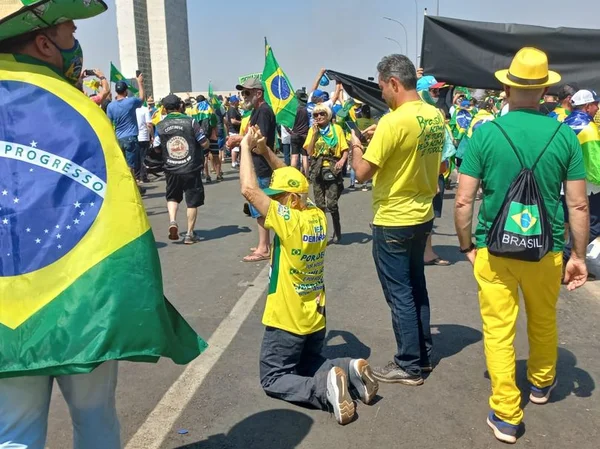 Esplanada tem “buzinaço” antes de discurso de Fux