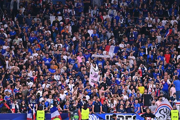 Torcedores durante o jogo entre França x Dinamarca