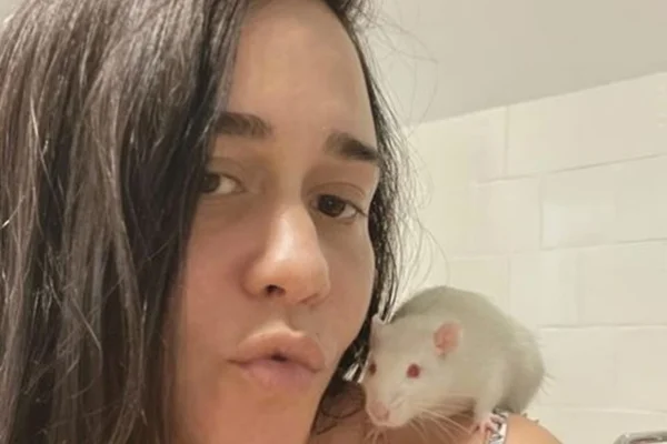 Alessandra Negrini publica foto com rato de estimação e encanta a web