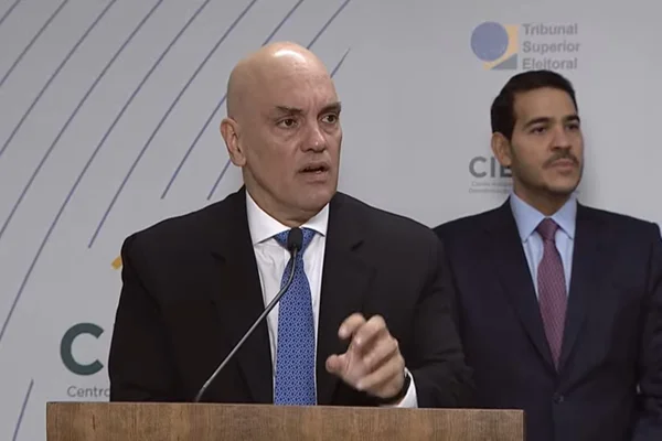 imagem colorida de Alexandre de Moraes e Jorge Messias no TSE