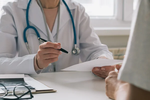 Médica com receita na mão - Metrópoles