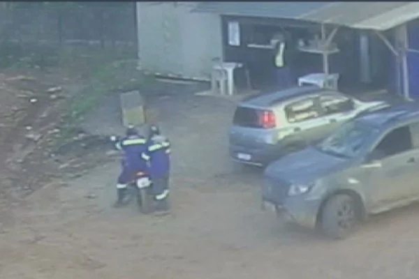 Foto colorida de reprodução de câmera de segurança flagrando chegada de assassinos a empresário, em Embu das Artes, região metropolitana de São Paulo.
