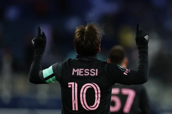 Imagem colorida de Messi - Metrópoles
