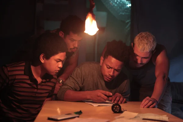 Imagem colorida de um grupo de quatro amigos no filme Passagrana