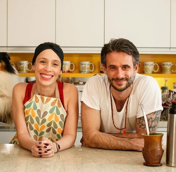 Conheça o casal brasileiro que cozinha em língua de sinais no YouTube