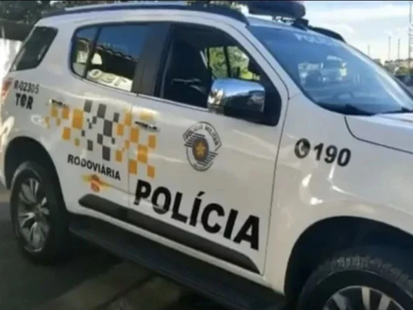 Imagem colorida mostra uma viatura da Polícia Militar de São Paulo. O carro é branco, com a palavra polícia escrita em preto na porta. Em cima, o logo da corporação. A porta traseira possui quadrados cinzas e amarelos - Metrópoles