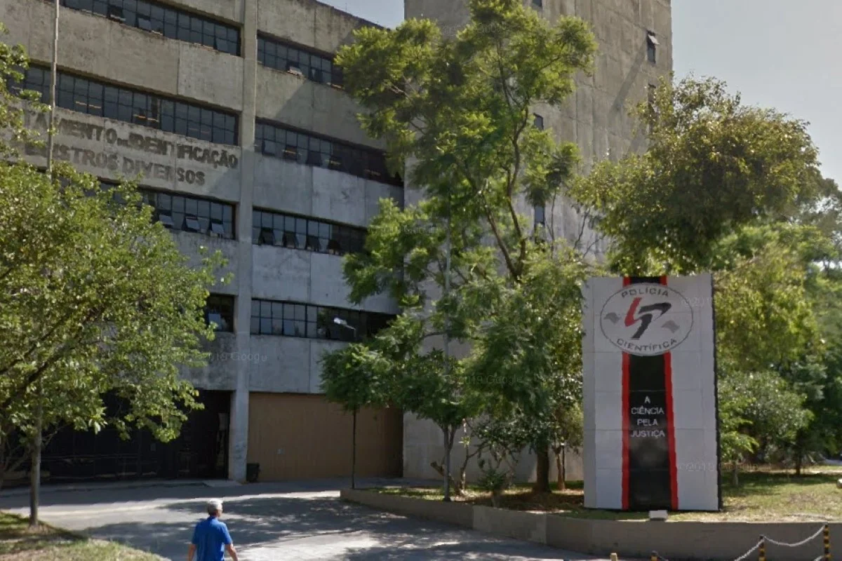 Imagem colorida de fachada da Polícia Científica de SP. Metrópoles