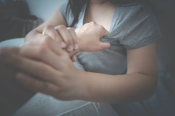 homem beija caixa de supermercado sem consentimento e é condenado pela justiça a pagar indenização de R$ 8 mil