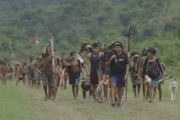 População Yanomami caminhando na Amazônia - Metrópoles