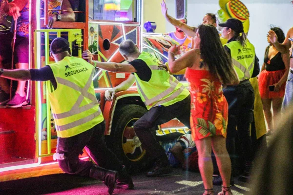 Vídeo: folião é atropelado por trem da alegria no Bloco Pacotão no DF