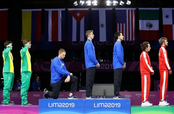 Pan: medalhista de ouro americano se ajoelha durante hino