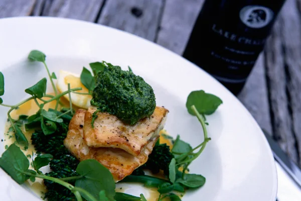 Foto colorida de frango com pesto - Metrópoles