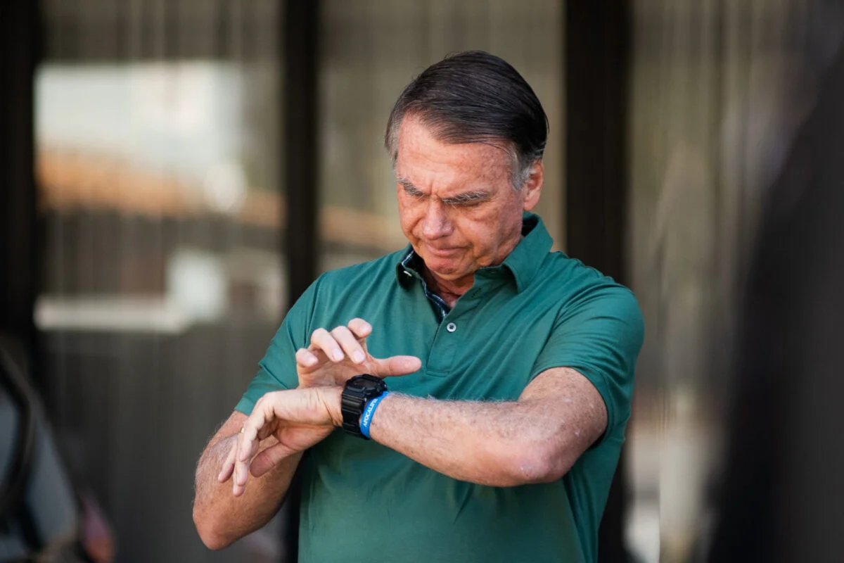 Arma de fogo de Jair Bolsonaro é apreendida durante blitz da PM no DF